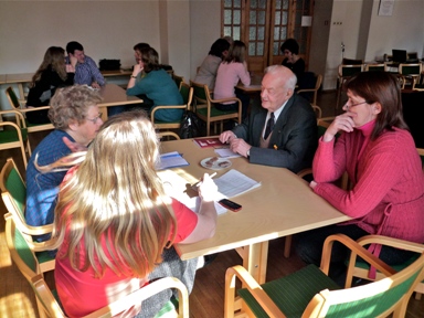 EKAÜ kevadkonverentsil osalejad grupiti laudade ääres istumas