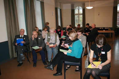 Osalejad arutlemas gruppides, istumas toolidel