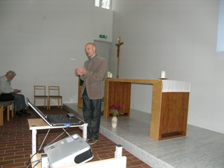 Priit Koovit kõnelemas altari ees, esiplaanil esitlustehnika