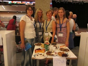Eesti delegatsiooni neli liiget seismas ruudukujulise laua taga, millel asetsevad degusteerimiseks Eesti suupisted