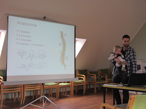 Last süles hoidev mees presenteerimas slaidi anatoomiast