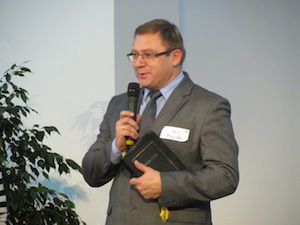 Mikrofoni ja piibliga Igor Panenko kõnelemas